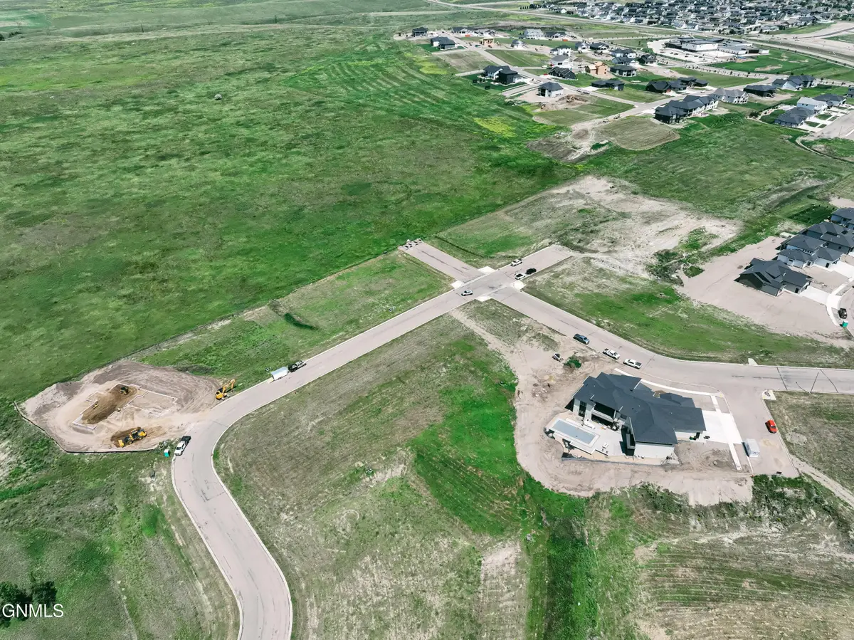 2727 Frisco Way, Bismarck, ND 58503 - #1