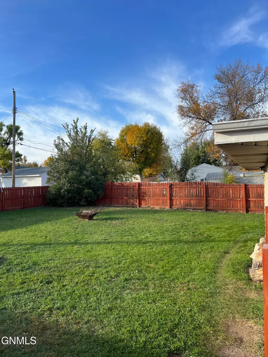 1613 8th Avenue W, Williston, ND 58801 - #2