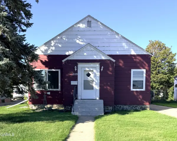 809 4th Avenue Nw, Jamestown, ND 58401