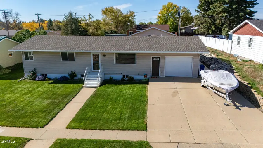 413 3rd Avenue Nw, Beulah, ND 58523 - #2