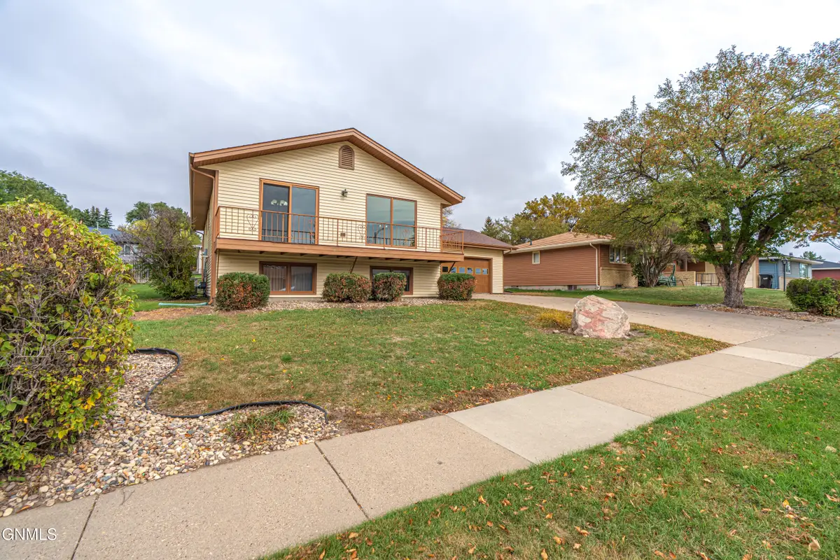 618 Interstate Avenue W, Bismarck, ND 58503 - #1