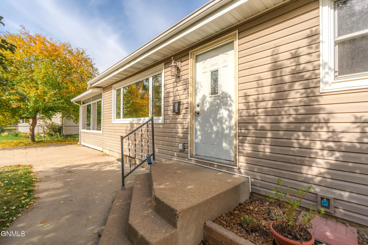 1016 W Sweet Avenue W, Bismarck, ND 58504 - #1