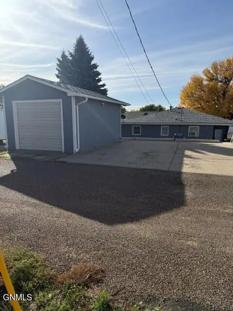319 1st Street Se, Dickinson, ND 58601 - #2
