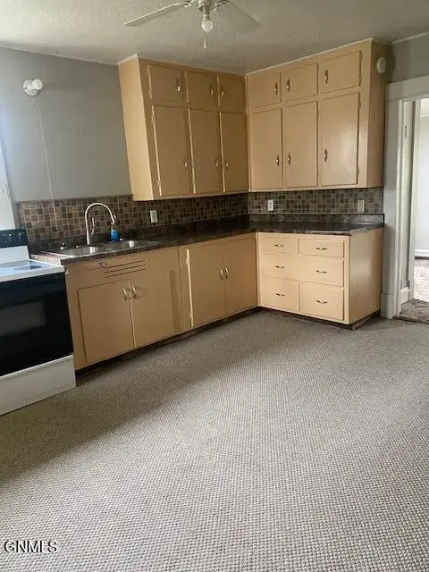 17 9th Street E, Dickinson, ND 58601 - #1