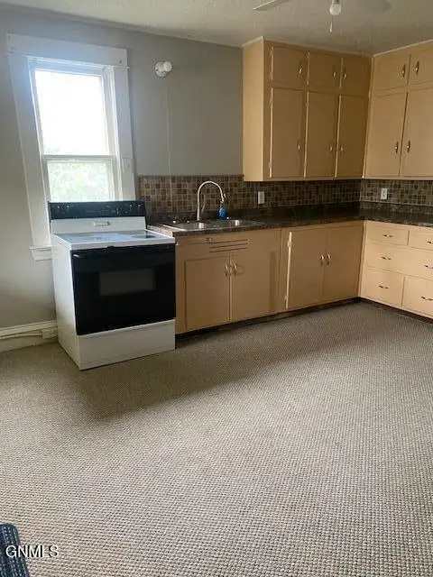 17 9th Street E, Dickinson, ND 58601 - #2
