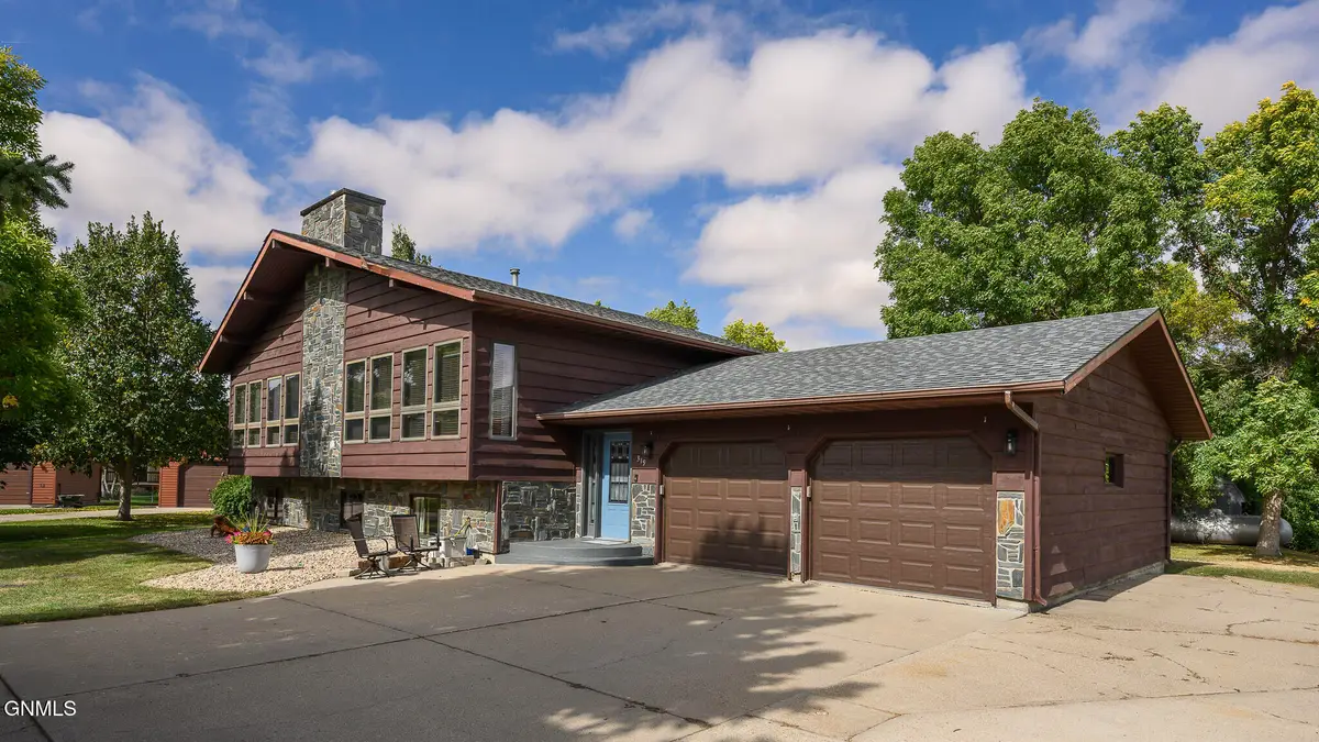 319 5th Avenue Nw, Hazen, ND 58545 - #1