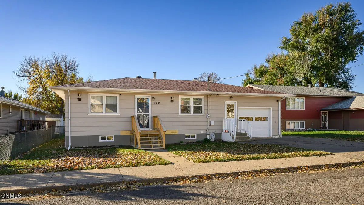 909 1st Street Se, Mandan, ND 58554 - #1