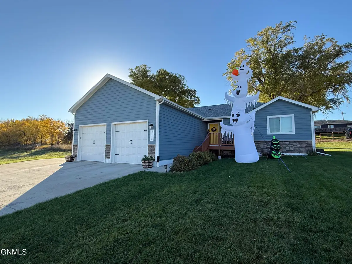 215 7th Avenue Ne, Watford City, ND 58854 - #1