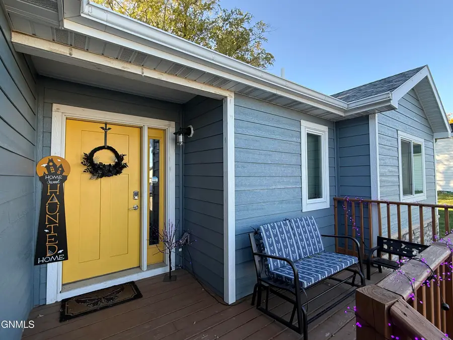 215 7th Avenue Ne, Watford City, ND 58854 - #3