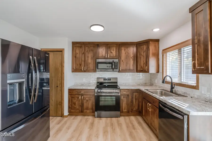 1230 Michigan Avenue, Bismarck, ND 58504 - #3