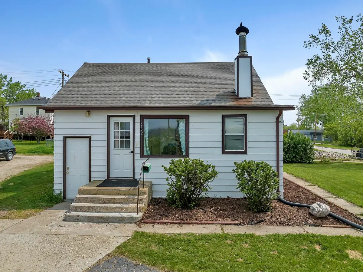 202 3rd Avenue NW, Kenmare, ND 58746 - Image #1