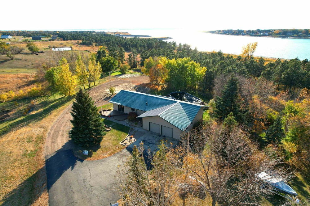 1333 41E Ave NW, Garrison, ND 58540 BHGRE