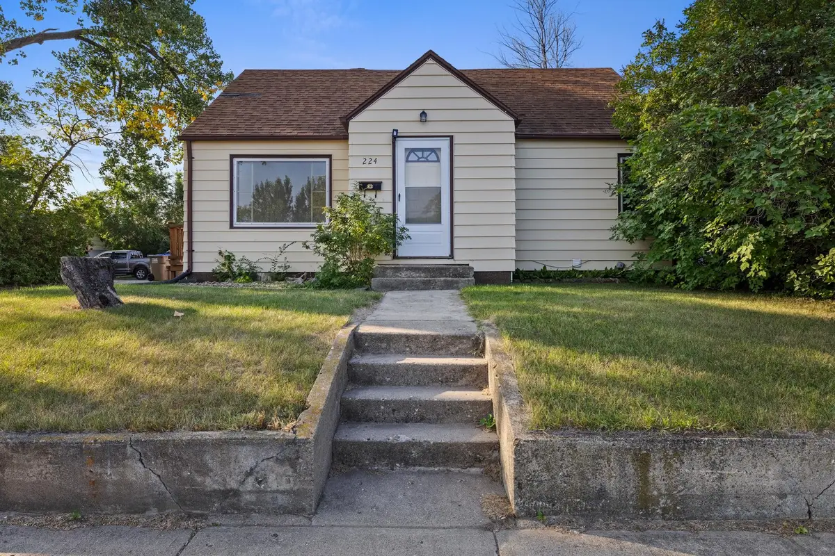 224 SE 11th Ave, Minot, ND 58701 - Image #1