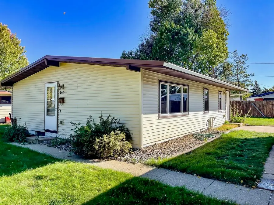 145 26th St SW, Minot, ND 58701 - Image #3