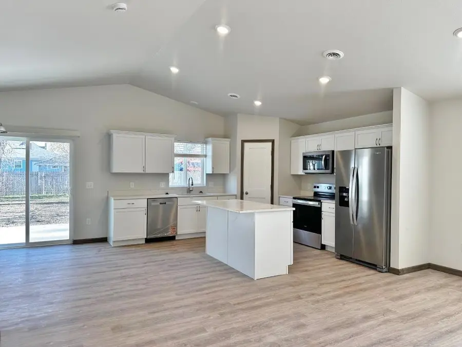 708 8th Street NW, Minot, ND 58703 - Image #2