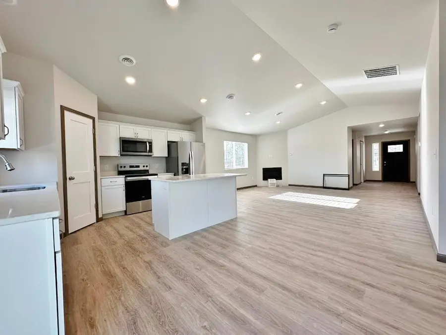 708 8th Street NW, Minot, ND 58703 - Image #3