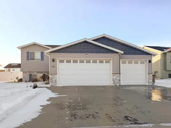 916 34th Ave, Minot, ND 58703