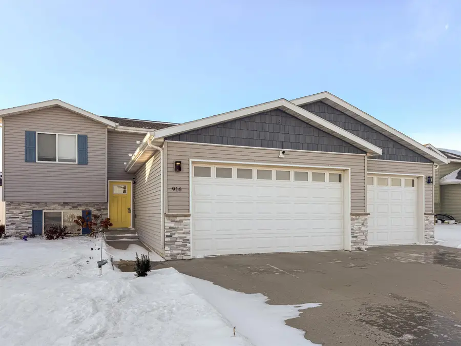 916 34th Ave, Minot, ND 58703 - Image #2