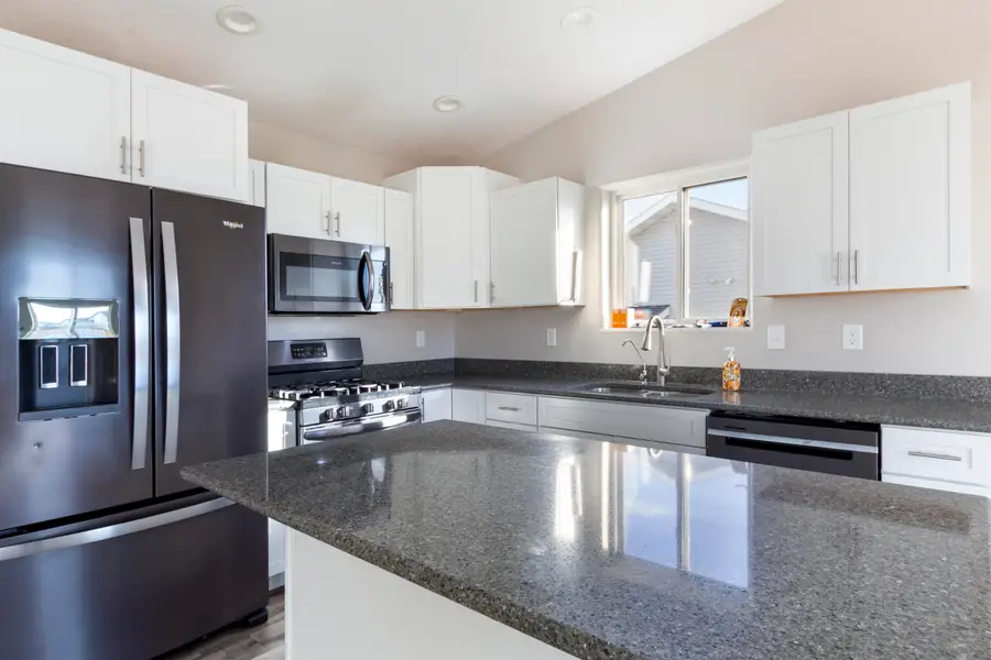 916 34th Ave, Minot, ND 58703 - Image #3