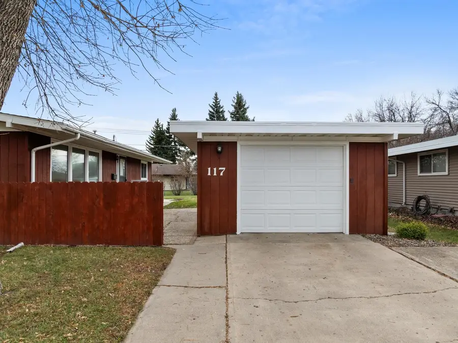 117 26th St SW, Minot, ND 58701 - Image #3