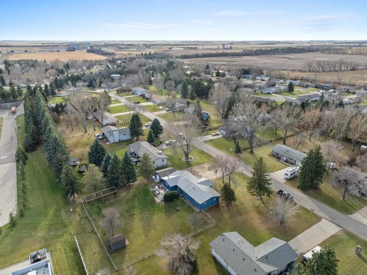 2009 Parkside Dr, Minot, ND 58701 - Image #1