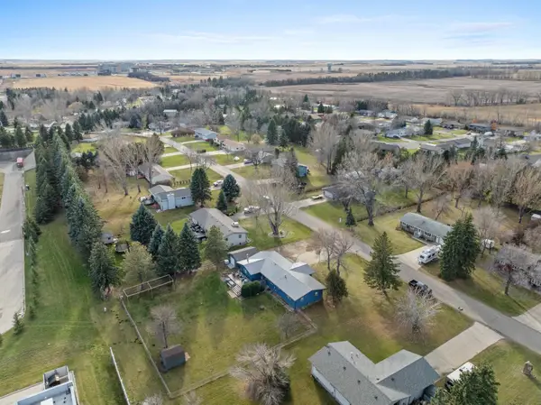 2009 Parkside Dr, Minot, ND 58701