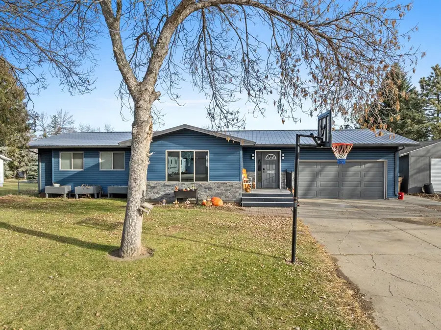 2009 Parkside Dr, Minot, ND 58701 - Image #2