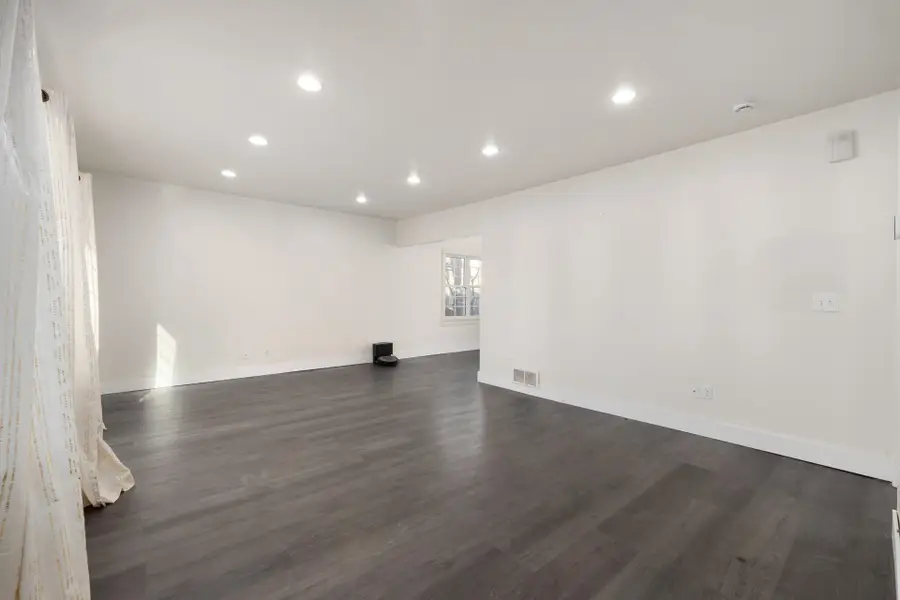 712 Normals St, Minot, ND 58703-2257 - Image #2