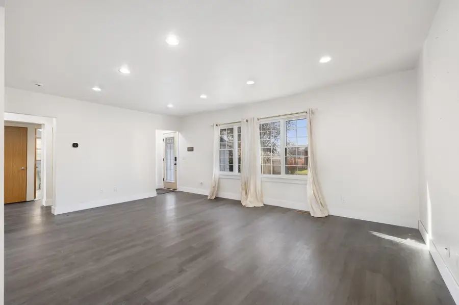 712 Normals St, Minot, ND 58703-2257 - Image #3