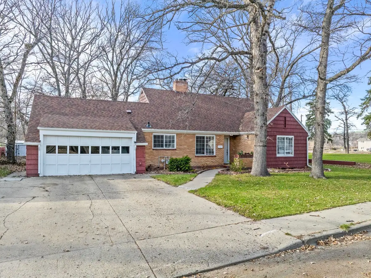 19 Cortland Dr NW, Minot, ND 58703 - Image #1