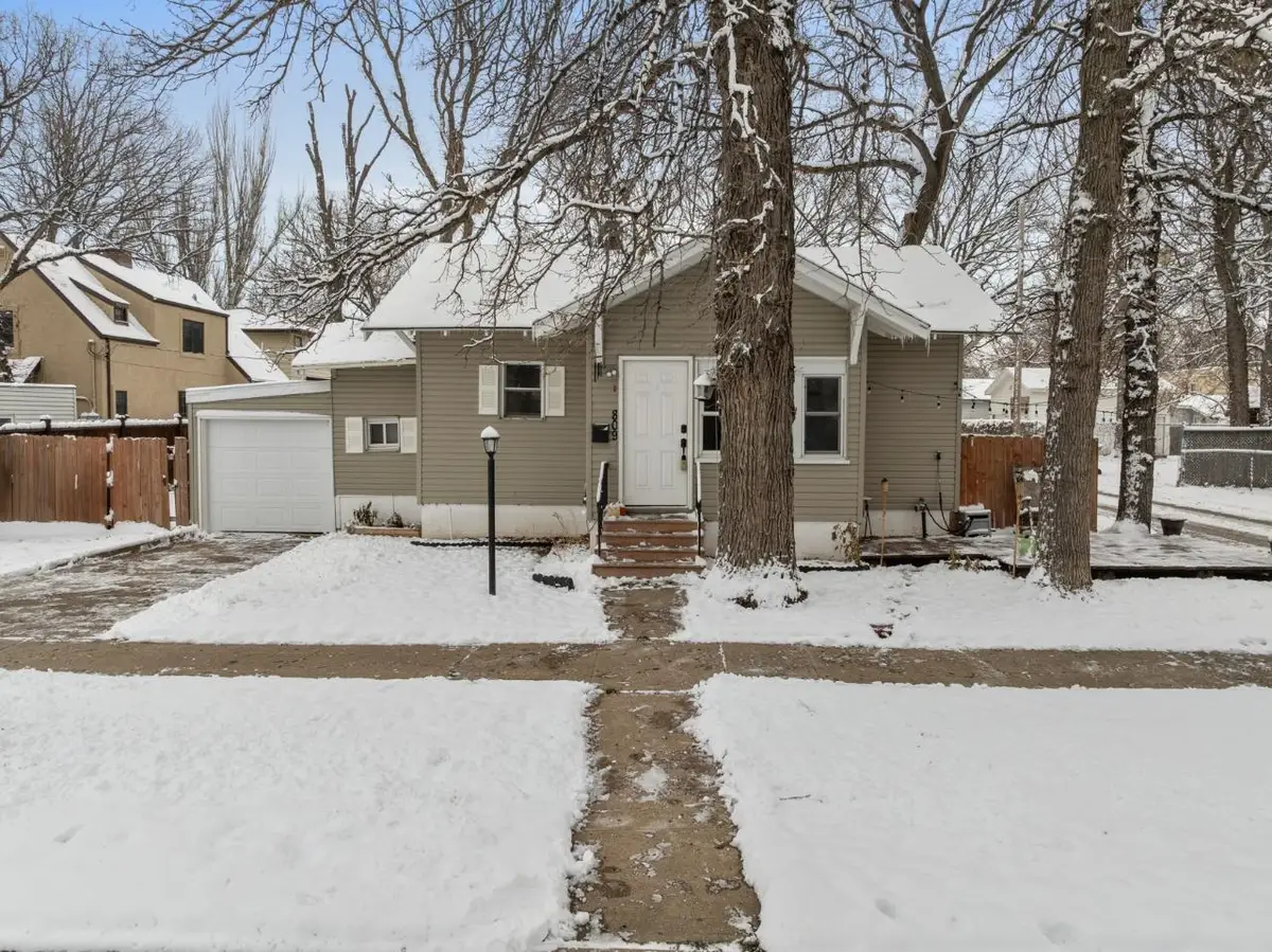 809 4th Ave NW, Minot, ND 58703 - Image #1