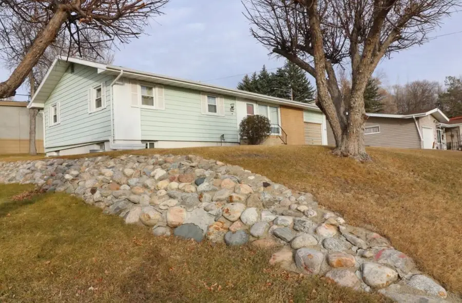 425 11th Ave NE, Minot, ND 58703 - Image #2