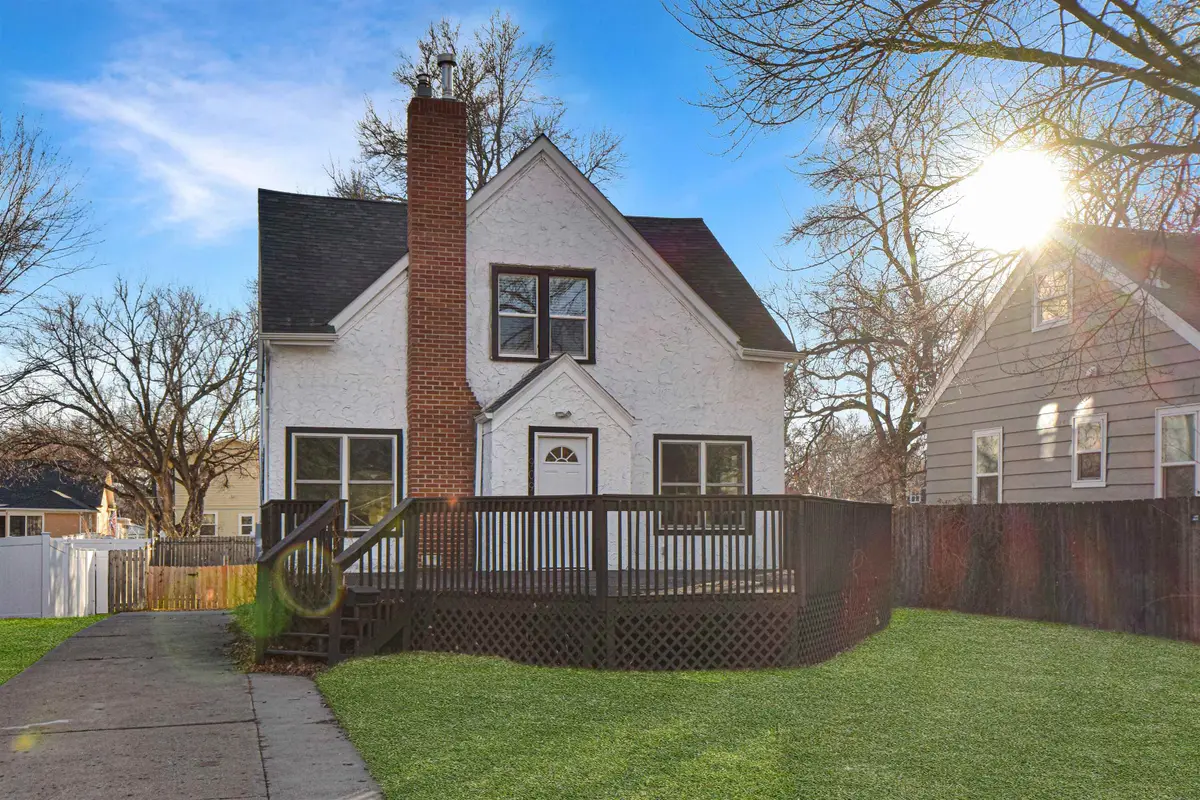 909 2nd Ave NW, Minot, ND 58703 - Image #1