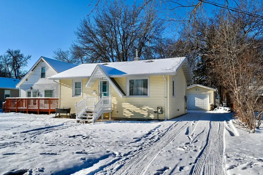 623 12th St NW, Minot, ND 58703 - Image #3