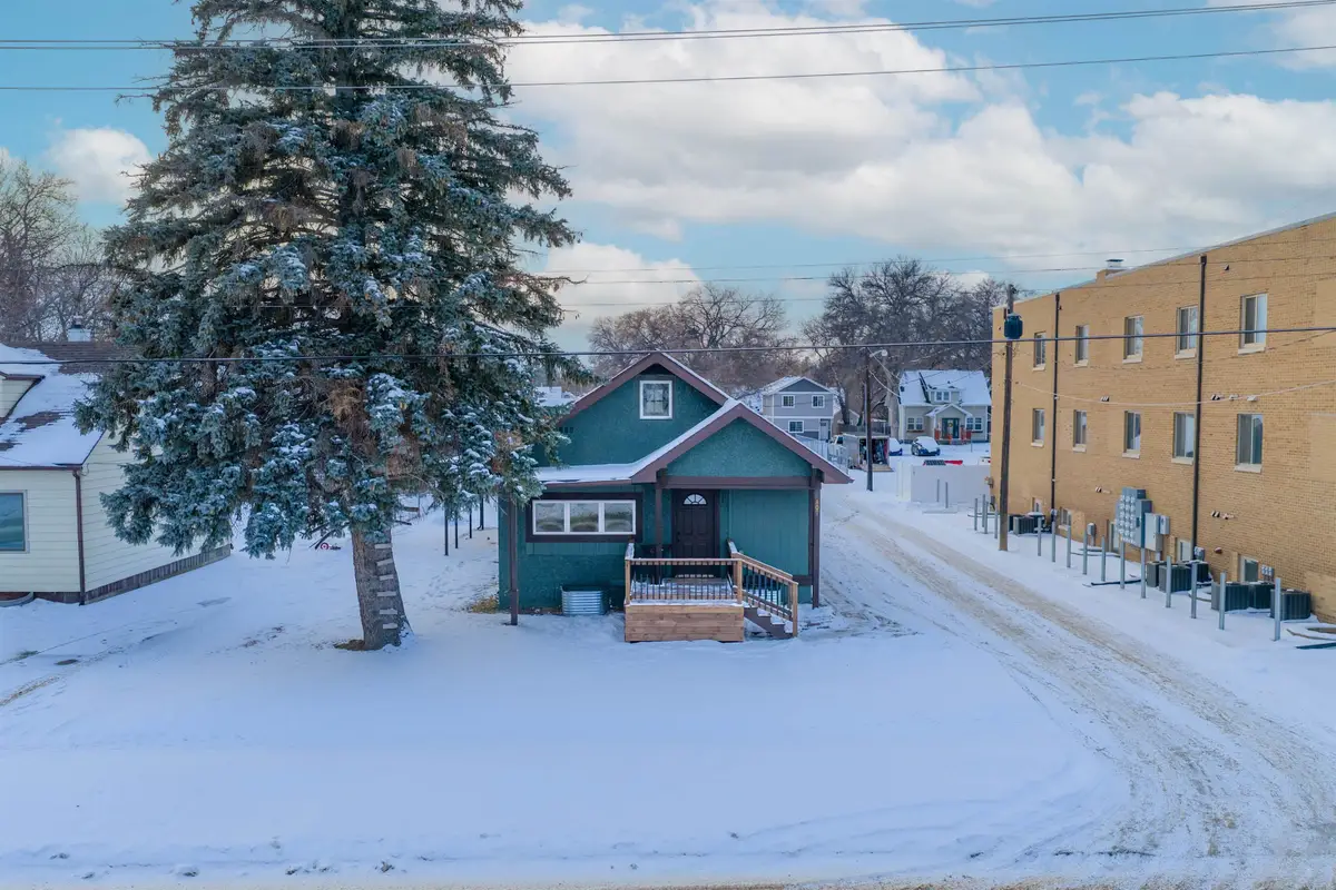 807 8th ST NW, Minot, ND 58703 - Image #1