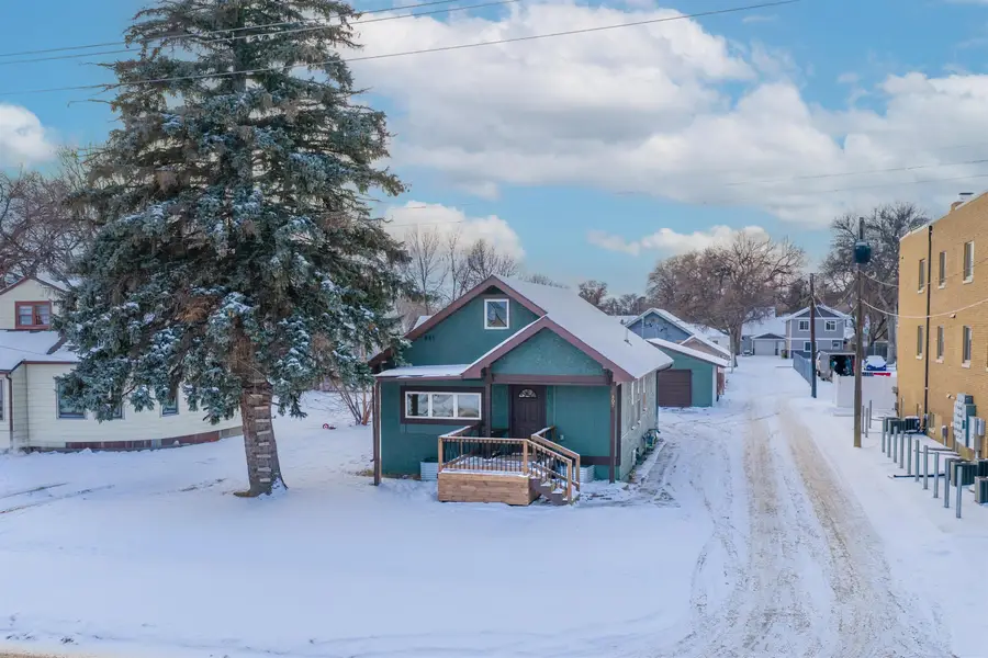 807 8th ST NW, Minot, ND 58703 - Image #2