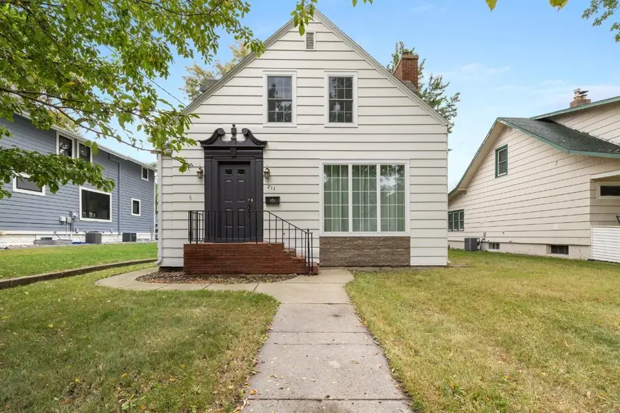 211 9th St SE, Minot, ND 58701 - Image #2