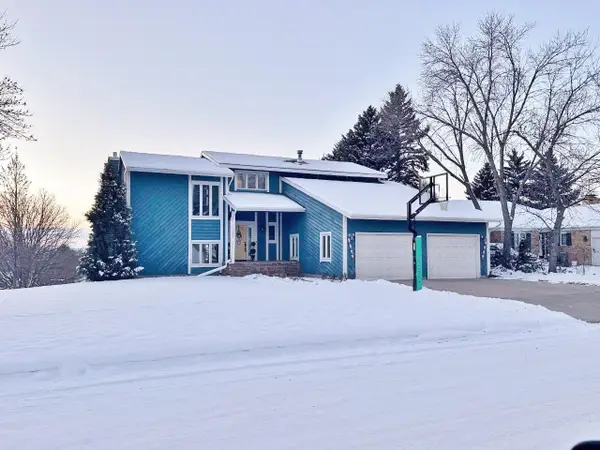 1320 11th St SW, Minot, ND 58701-5744