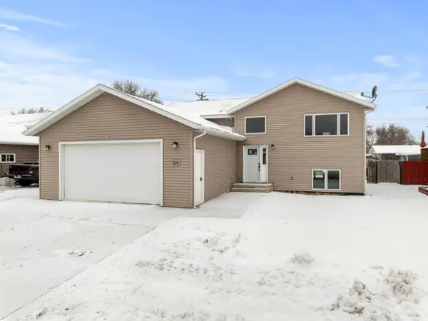 514 16th St SW, Minot, ND 58701