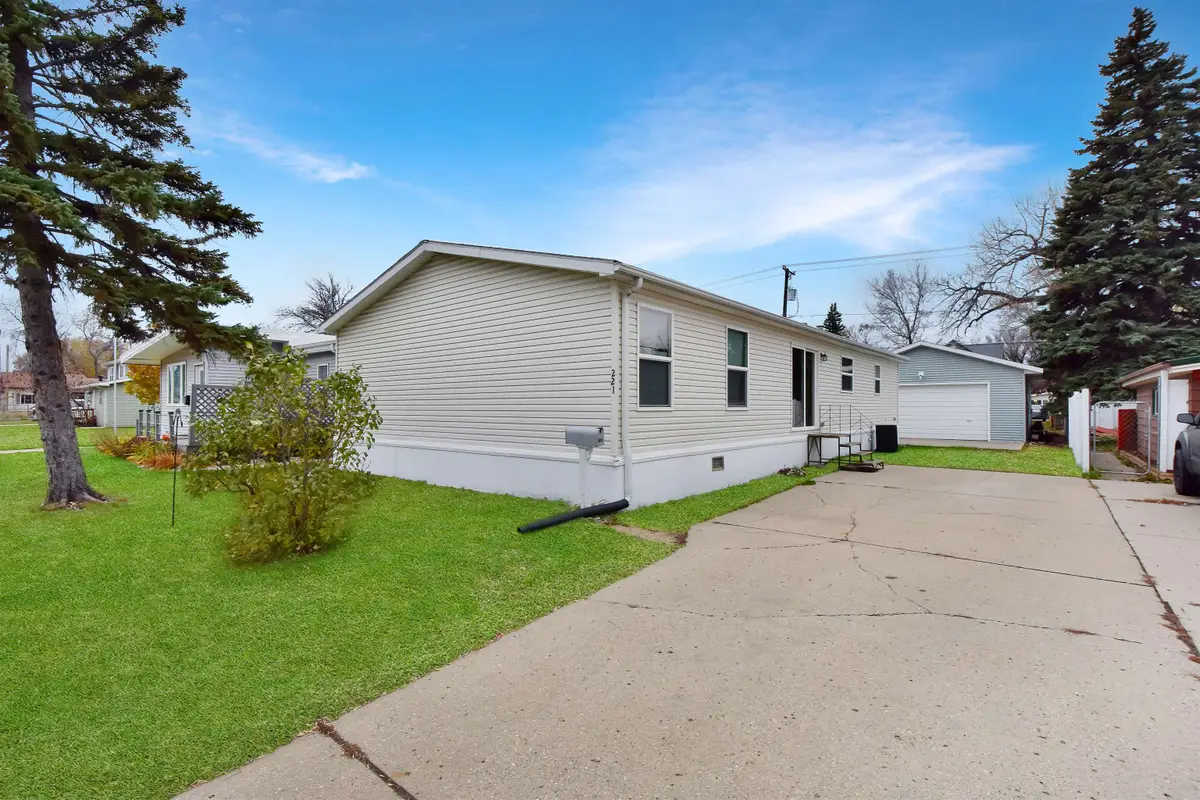 221 17th St NW, Minot, ND 58703 - Image #1