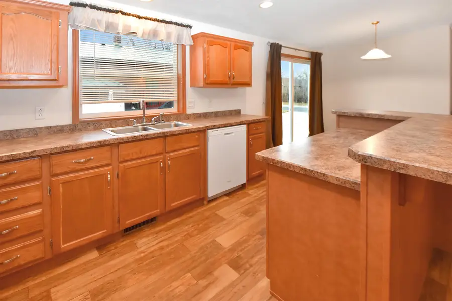 221 17th St NW, Minot, ND 58703 - Image #3