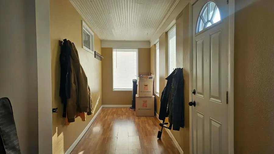 718 3rd St NW, Minot, ND 58703 - Image #3