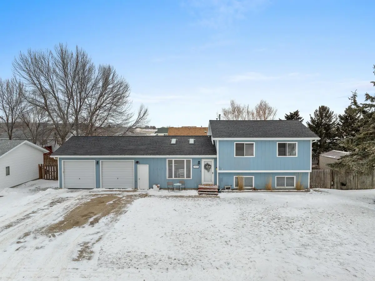 904 26th Ave NW, Minot, ND 58703-0741 - Image #1