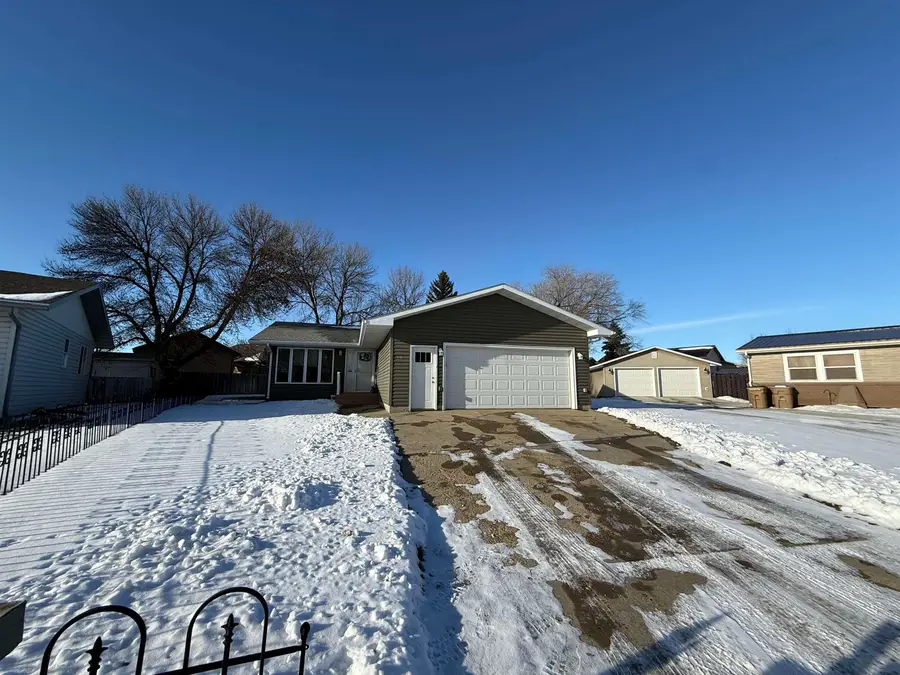418 SW 23RD ST, Minot, ND 58701 - #2