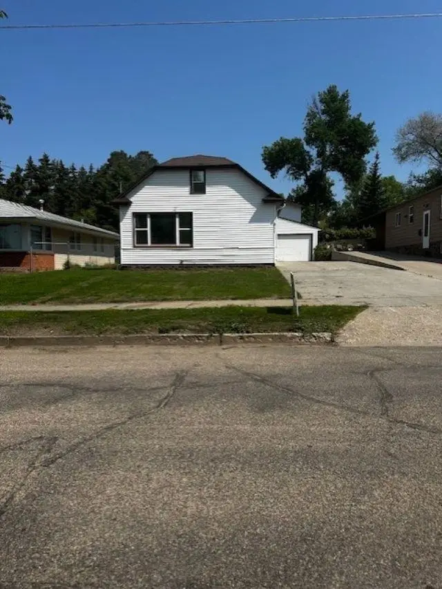 911 NE 9th Ave, Minot, ND 58701 - Image #1