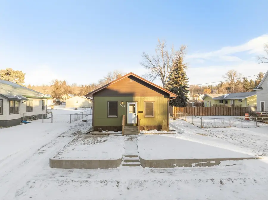 707 8th Ave NE, Minot, ND 58703 - Image #2