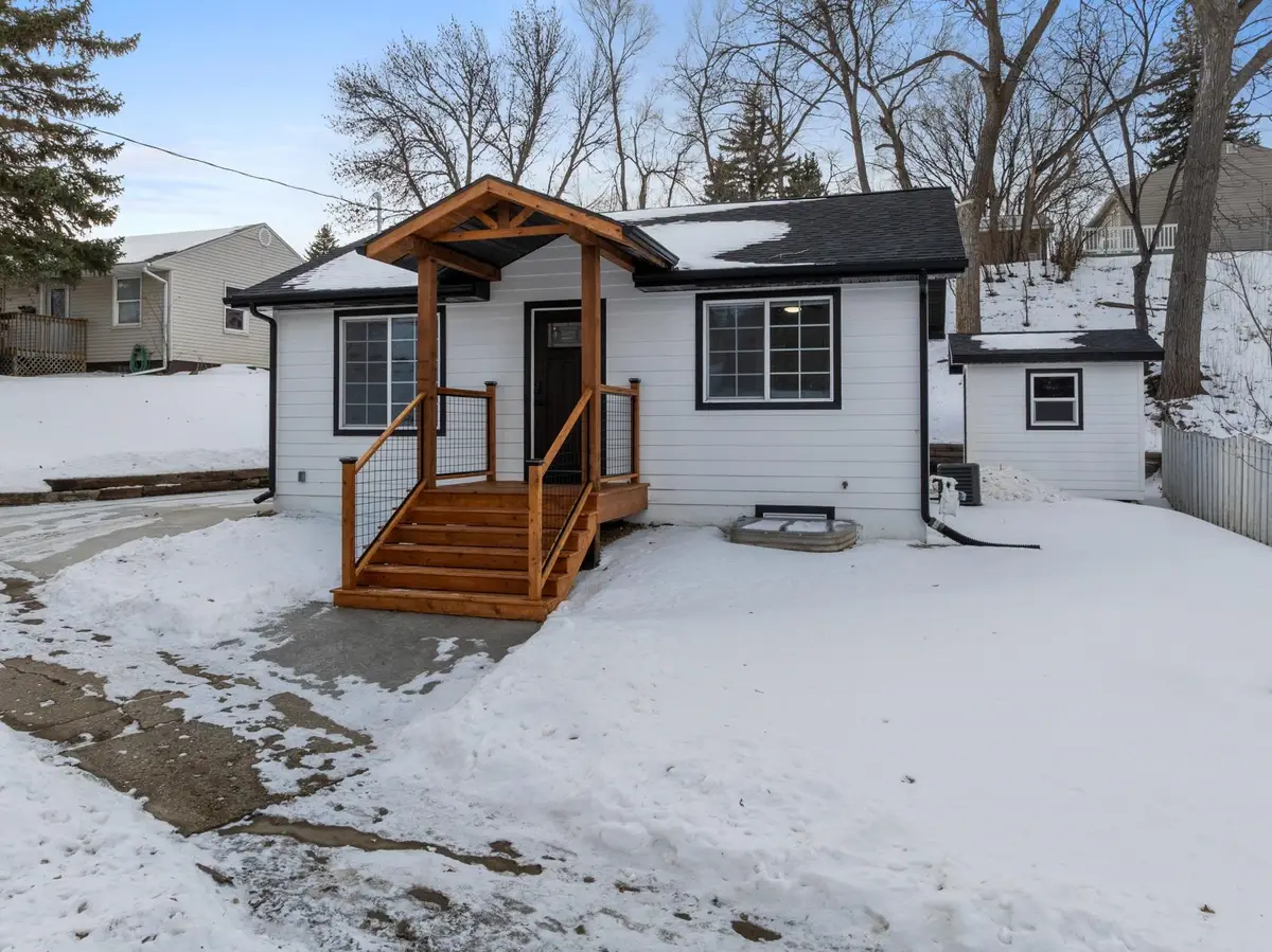 810 Summit Dr SW, Minot, ND 58701 - Image #1