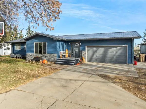 2009 Parkside Dr SW, Minot, ND 58701