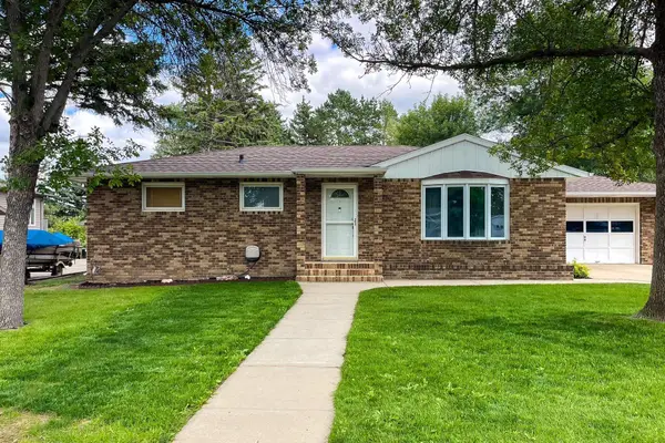 1817 9th St SW, Minot, ND 58701