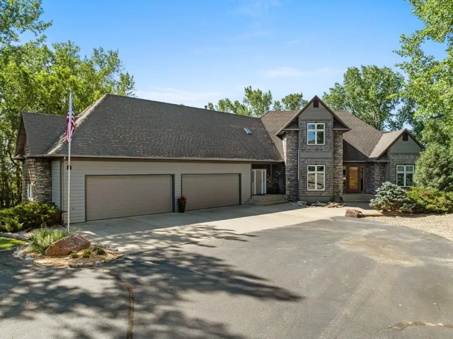 807 17th Ave. NW, Minot, ND 58703 - #2